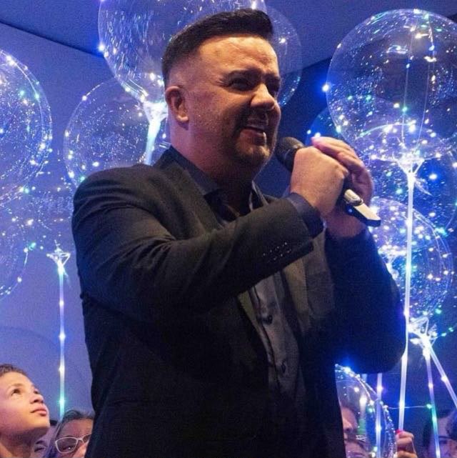 Pastor ministrando a palavra de Deus no altar da MPSOSDEUS.